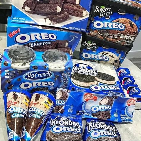 HUNGRY TWINS on Instagram: “What Oreo thinking?🧐 TAG AN OREO LOVER⬇️ @scottafters” Weird Oreo Flavors, Oreo Flavors, Sleepover Food, Junk Food Snacks, Milk Shakes, Deilig Mat, Köstliche Desserts, Food Goals, Ice Creams