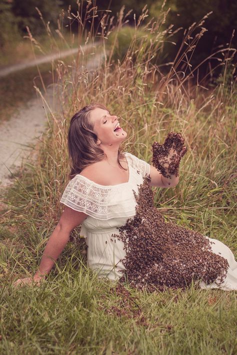 womansday Unique Maternity Shoot, Unique Maternity Photos, Bee Swarm, Braided Hairstyles Tutorials, Pregnant Woman, Maternity Shoot, Blonde Pixie, Short Hair With Layers, Baby Bumps