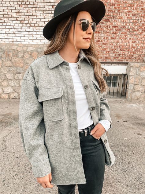 Outfit Sobrecamisa Mujer, Outfits Europa, Shacket Outfit, Job Clothes, Masc Women, Outfits Con Jeans, Minimalist Fashion Women, Winter Outfit Inspiration, Outfit Goals