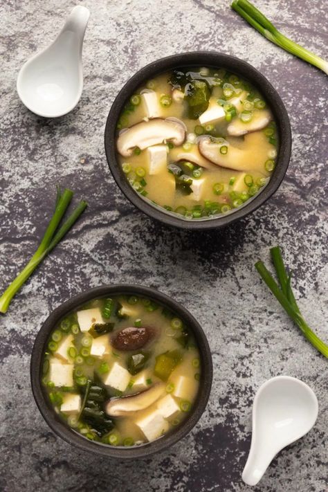 Simple and delicious vegan miso soup. This veggie packed soup is extremely flavorful and makes the perfect appetizer. #vegan #plantbased | lovingitvegan.com Appetizer Vegan, Vegan Miso Soup, Easy Vegan Soup, Miso Soup Recipe, Roasted Beet Salad, Japanese Soup, Soup Vegan, Vegan Soup Recipes, Vegan Soups