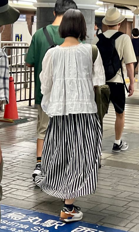 Style On The Streets Of Japan Japan Long Skirt Outfit, Japanese Street Styles, Japan Women Style, Japan Summer Street Style, Japanese Aesthetic Clothes, Modest Japanese Fashion, Japan Street Style Summer, Japanese Clothing Style Women, Japanese Spring Fashion