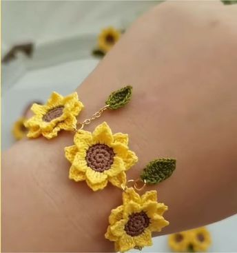 Projek Menjahit, Crochet Jewelry Patterns, Crochet Earrings Pattern, Crocheted Flowers, Crochet Sunflower, Fun Crochet, Crochet Flower Tutorial, Crochet Bracelet, Fun Crochet Projects