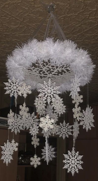 Diy Hanging Snowflakes, Snow Theme Christmas Decorations, Christmas Chandelier Decor Diy, Diy Christmas Chandelier, Christmas Ceiling Decorations Ideas, Christmas Chandelier Decorations, Snowflake Ceiling, Christmas Chandelier Ideas, Snowflake Chandelier