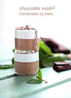 Chocolate Mint Homemade Lip Balm #DIY Homemade Lip Balm Recipe, Mint Lip Balm, Diy Lip Balm Recipes, Homemade Spa, Lip Balm Recipes, Homemade Cosmetics, Homemade Lip Balm, Diy Lip Balm, Diy Gifts For Friends