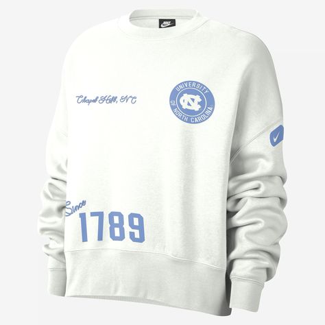 Marked with details that celebrate the year your school was founded, this roomy sweatshirt is all about celebrating the Tar Heels and their history at UNC. Made with our midweight brushed fleece, it feels extra soft on the inside and smooth on the outside to help you stay cozy as you show out for your team on game day and every day.