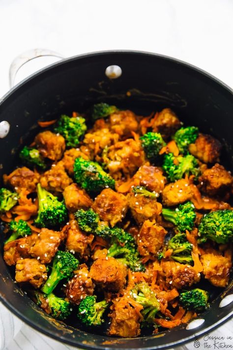 This Tempeh Stir Fry with Peanut Ginger Sauce is done in 35 minutes & perfect for a weeknight meal! A great meal prep option, and so delicious! Tempeh And Broccoli, Tempeh Broccoli, Asian Stir Fry Sauce, Tempeh Stir Fry, Veggie Meal Prep, Stir Fry Sauce Easy, Homemade Stir Fry Sauce, Broccoli Carrot, Vegetable Stir Fry Recipe