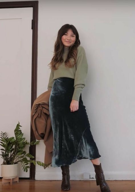 Velvet Skirt Outfit, Worst Outfits, Winter Skirts, Winter Skirt Outfit, Job Interviews, Maxi Skirt Outfits, Winter Trends, Skirt Outfit, Mode Inspo