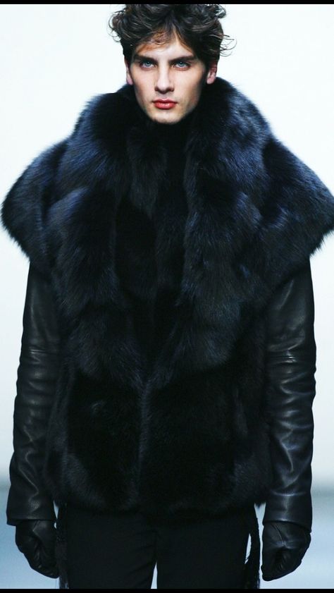 Mens Fur Coat, Mens Fur, Lakme Fashion Week, Jackets Men Fashion, Fur Coats, Young Fashion, Fur Fashion, Inspiration Mode, Fur Collar