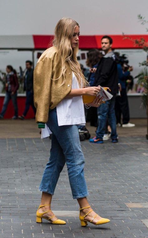 f4a4da9aa7eadfd23c7bdb7cf57b3112desc52542308ri Jeans Trend, Yellow Shoes, Street Style Summer, Street Style Inspiration, Looks Chic, Cool Street Fashion, Fashion Week Street Style, Street Style Looks, Mode Inspiration