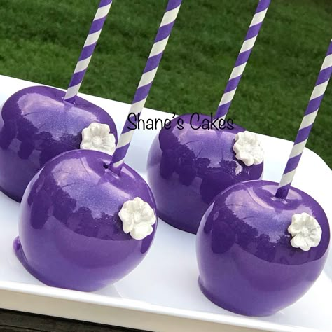 Purple candy apples Purple Candy Apples, Purple Dessert Tables, Deco Violet, Purple Desserts, Lila Party, Purple Sweet 16, Gourmet Candy Apples, Candy Apple Recipe, 50 Shades Of Purple