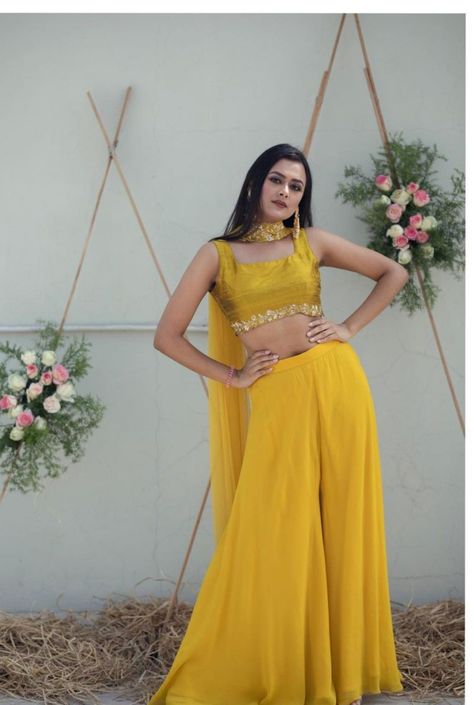 Indowestern Outfits For Haldi Function, Trendy Haldi Outfits For Bridesmaid, Haldi Outfit Inspiration, Women Haldi Outfit Ideas, Haldi Siders Outfit, Blouse And Sharara Set, Simple Haldi Outfit Ideas, Haldi Indowestern Outfit, Outfit For Haldi Function For Bridesmaid