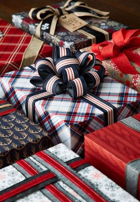 28 ridiculously satisfying pictures of perfectly wrapped Christmas presents Christmas Present Wrap, Wrapped Presents, Desain Pantry, Christmas Gift Packaging, Gift Wrapping Techniques, Gift Wrapping Inspiration, Gift Wrapping Ideas, Unique Gift Wrapping, Holiday Wrap