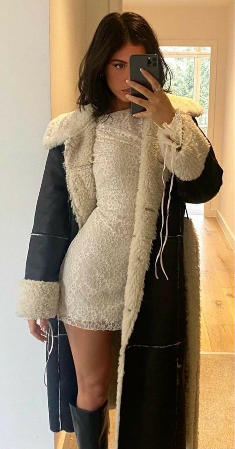 Look Kylie Jenner, Boots Outfits, Classy Winter Outfits, 90s Girl, Fasion Outfits, Girly Aesthetic, Winter Attire, Cold Outfits, Jenner Outfits