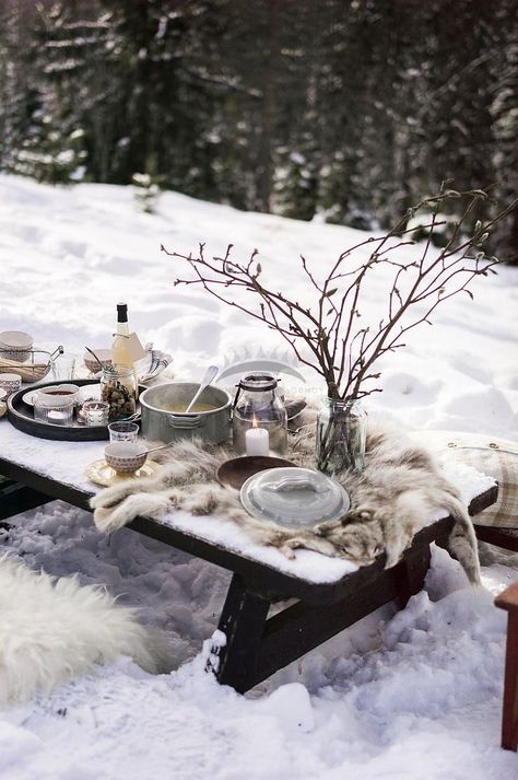 Winter Picnic, Mountain Interiors, Bonfire Party, Picnic Inspiration, Winter Table, Winter Dinner, Ski Chalet, Winter Party, Winter Wonder