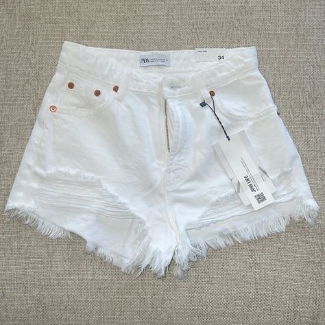 White high rise Zara jean shorts! White Jean Shorts Outfit Summer, Zara Shorts Outfit, White Demin Shorts, Short Branco Jeans, White Jean Shorts Outfit, White Denim Shorts Outfit, White Jeans Shorts, Zara Jean Shorts, Short Zara