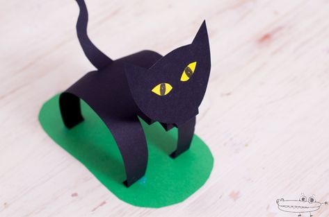 En Halloween los gatos negros, brujas y calabazas lo invaden todo, ¡y a nosotros nos encanta hacer manualidades divertidas! Hoy haremos un gato de cartulina muy fácil, es cuestión de usar la plantilla, recortar y pegar, ¿queréis saber cómo se... Farm School, Animal Pins, Halloween Deco, Hama Beads, Womens Flip Flop, Novelty Lamp, Halloween, Pins