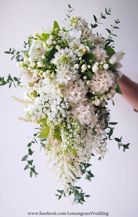 Bridal Bouquet Cascade Greenery, Wedding Jasmine Flower, Snowdrop Wedding Bouquet, Cascading Wedding Bouquets Greenery, Jasmine Flower Wedding Bouquets, Bouquet Wedding Long, Bridal Bouquet Waterfall, Wedding Bouquets Drooping, White Waterfall Bouquet