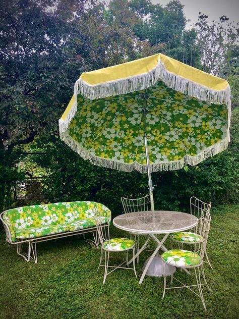 We found the perfect outdoor patio set on Facebook Marketplace. Vintage Homecrest! I’m in love! : ThriftStoreHauls Eclectic Patio Design, Retro Patio Furniture, Vintage Patio Furniture, Mid Century Outdoor, Vintage Patio, Tangerine Dream, Dream Interior, Lawn Furniture, Outdoor Patio Set