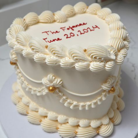 💍🎂 - Cake Details - Size: Party 8” (two layers) Add-ons: Pearls (edible) #emmacakes #seattle #seattlecakeshop #seattlecakes #seattlewedding #wedding #weddingcakes #weddingseattle Edible Pearls, Wedding 2025, Seattle Wedding, Cake Shop, Add Ons, Custom Cakes, Wedding Cakes, Seattle, Cake