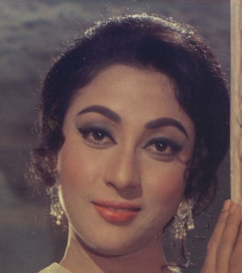 Bengali Woman, Bollywood Vintage, Mala Sinha, Bollywood Pictures, Hindi Movie, Vintage Icons, Indian Movies, Hindi Movies, Real Beauty