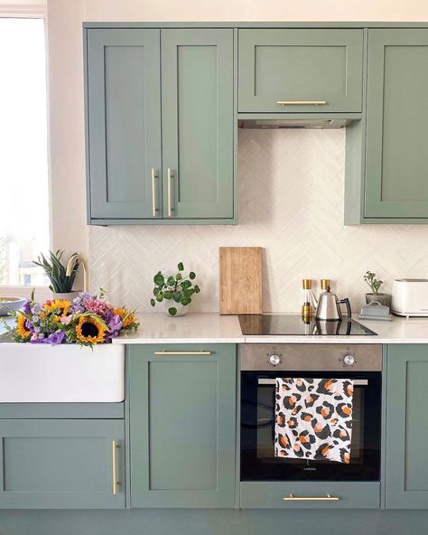 Poppy - Dustsheets & Decor on Instagram: “Well heloooooo Friday! 🥂 I’m finally back to my normal routine for the first time since March 2020! Bloody hell, forgot how much energy I…” Sage Kitchen, Sage Green Kitchen, Green Kitchen Cabinets, Kitchen Splashback, Green Cabinets, Kitchen Inspiration Design, Kitchen Color, Kitchen Diner, Kitchen Inspo