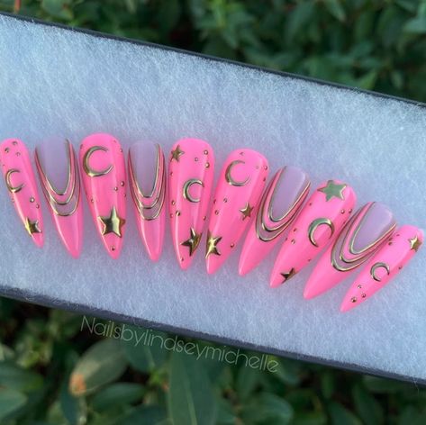 Short Press Ons, Nails Celestial, Barbiecore Nails, Gold Press On Nails, Celestial Goth, Short Nail Bed, Goth Barbie, Nails File, Acrylics Nails