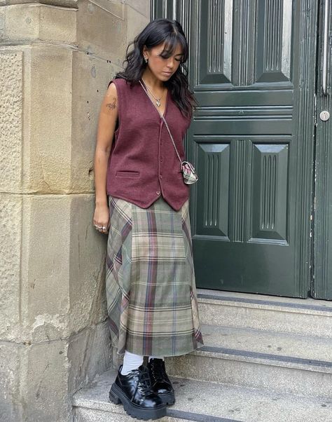 Plaid Maxi Skirt Outfit, Long Plaid Skirt Outfit, 90s Maxi Skirt, Granny Chic Fashion, Skirt Outfits Korean, Checkered Outfit, Long Green Skirt, Plaid Maxi Skirt, Long Plaid Skirt