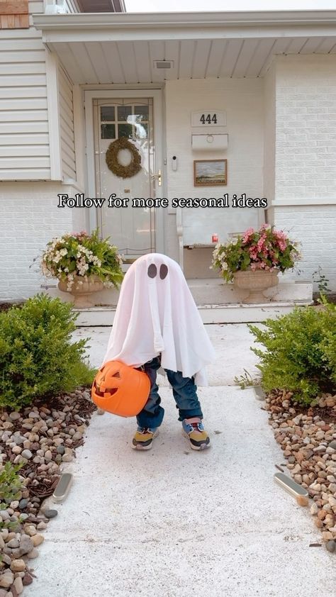 Cynthia Villegas | your new DIY & Home decor bestie | Halloween kid Ghost…… how adorable. . You need to get some pool noodles before summer ends… seriously you can do like anything with a pool... | Instagram Ghost With Pool Noodle, Pool Noodle Ghost, Pool Noodles Ideas, Pool Noodle Halloween, Diy Halloween Porch, Diy Ghost Decoration, Noodles Ideas, Scare Crow, Cute Halloween Decorations