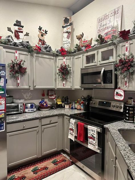 DIY Christmas Decor Ideas - RecipeMagik Christmas Cabinets Decorating Ideas, Christmas Cabinet Decorations, Diy Christmas Kitchen Decor, Island Ideas Kitchen, Diy Christmas Kitchen, Christmas Sleigh Decorations, Christmas Coffee Table Decor, Diy Christmas Decor Ideas, Florida Christmas