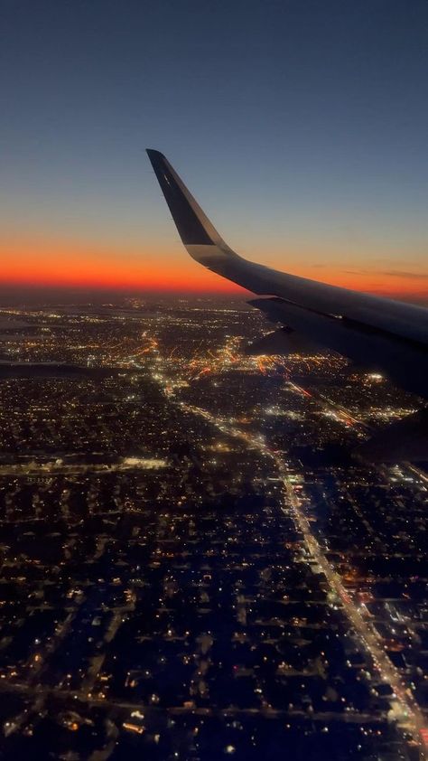 Nyc Sunset, Pictures Of Nature, Airplane Window View, Plane Window, Airport Pictures, Dubai Aesthetic, Travel Picture Ideas, Airplane Window, Travel Pictures Poses