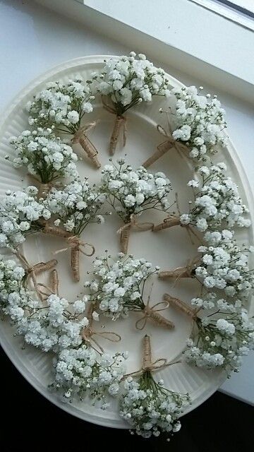 Flowers For Corsage, Babys Breath Corsages, Simple Wedding Corsage, Simple Wedding Appetizers, Modern Coastal Wedding Decor, Simple Wedding Flowers Bouquets, Romantic Boutonniere, Simple Bridal Bouquet, Creative Floral Arrangements