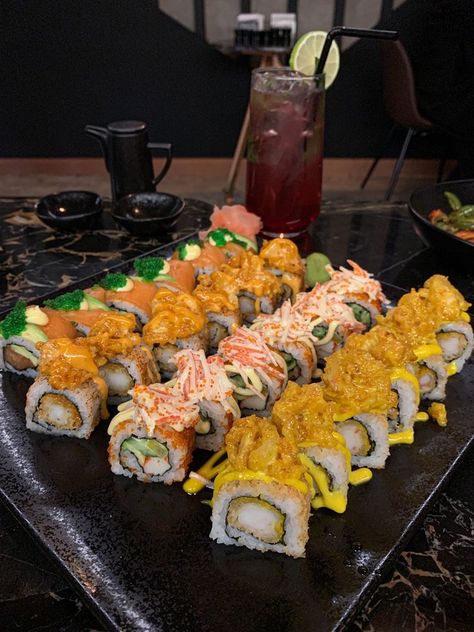 Restaurants In Japan, Enjoy Your Meal, Food Babe, Japanese Sushi, Healthy Food Motivation, Yummy Comfort Food, Sushi Restaurants, Food Goals, Sushi Rolls