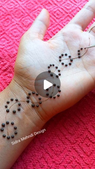 Cute Tiny Henna Tattoos, Mehedi Design For Beginners, Beginners Mehandi Design, Henna On Feet Design Simple, Mehndi Hacks Simple, Mehandi Designs Kids Simple, Simple Henna Design For Beginners, Easy Henna Design For Beginners, Simple Mehndi Design For Beginners