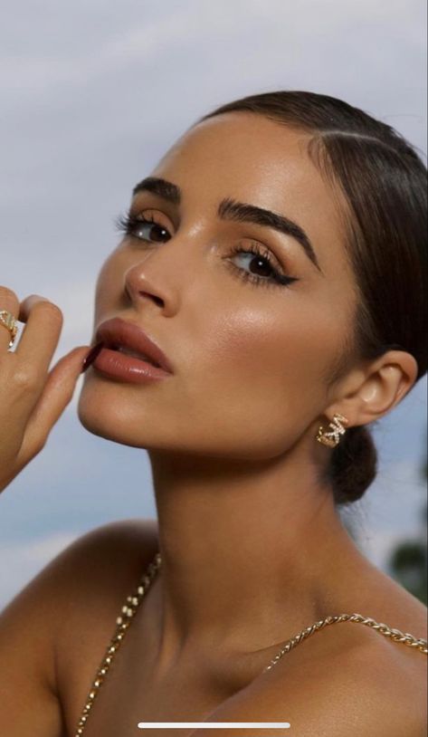 Olivia Culpo Face, Olivia Culpo Style 2023, Olivia Culpo Makeup, Olivia Culpo Hair, Olivia Culpo Style, Ball Hairstyles, Minimal Makeup, Photoshoot Makeup, Olivia Culpo