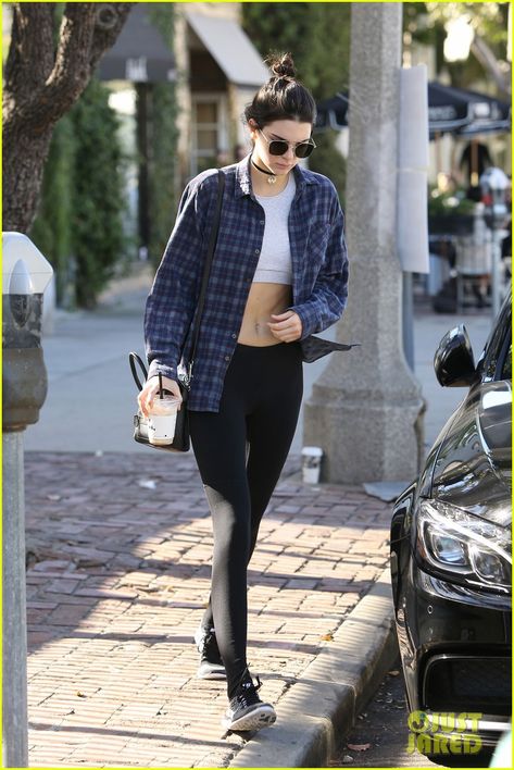 Kendall Jenner Shirt, Choker Outfit, Yoga Goddess, Gold Nike, Kendall Jenner Street Style, Native Wears, Toned Tummy, Kendall Style, Blue Plaid Shirt