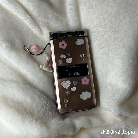 hello kitty theme? 💕 mercari: y2ktopia #docomosharpSH904i #hellokitty #sanrio #japanese #flipphone #dumbphone Blue Flip Phone Aesthetic, Girly Gadgets, Flip Phone Aesthetic, Hello Kitty Theme, Kitty Theme, Cute Camera, Hello Kitty Themes, Retro Gadgets, Ds Games