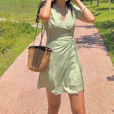 ༺༻ on Twitter: "this green is my new fav color… " Sage Green Aesthetic, Green Outfits, Renee Zellweger, Kate Hudson, Jennifer Garner, Green Bean, Green Outfit, Julia Roberts, Aishwarya Rai