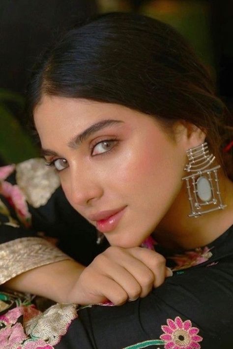 Sonya Hussain, 90s Bollywood Fashion, Natural Eye Makeup Tutorial, Beautiful Suit, Nude Makeup, Natural Eye Makeup, Instagram Photo Inspiration, Beauty Art, Poses For Pictures