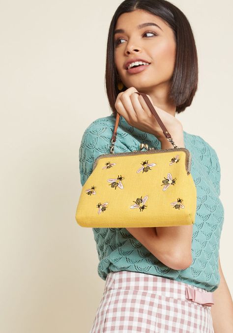 Heart Skipped a Bee Bag Bee Fashion, Bee Bag, Classic Outfits For Women, Embroidered Bee, Yellow Clutch, Pretty Purses, Woven Purse, I Love Bees, Insect Collection