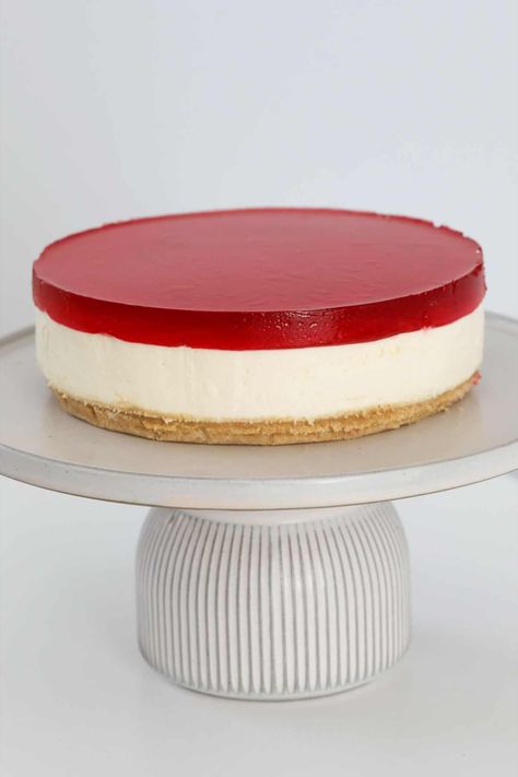 A no-bake cheesecake with a layer of red jelly on top. Dessert Jelly, Jelly Cheesecake, Jello Cheesecake, Layer Cheesecake, Jelly Slice, Watermelon Jelly, Layered Jello, Jelly Crystals, Jelly Desserts