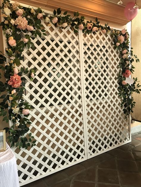 Lattice Photo Backdrop, Lattice Decor Ideas, Lattice Backdrop, Ganesha Decoration, 50th Party, Floral Backdrop, House Front Design, Floral Theme, Garden Fence