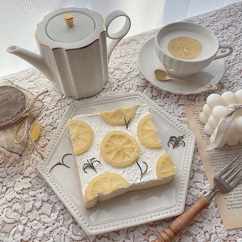 #sweets #desserts #sobremesa #doces Yellow Aesthetic Pastel, White Food, Yellow Theme, Summer Wines, Rainbow Aesthetic, Korean Aesthetic, Yellow Aesthetic, Aesthetic Colors, Pastel Yellow