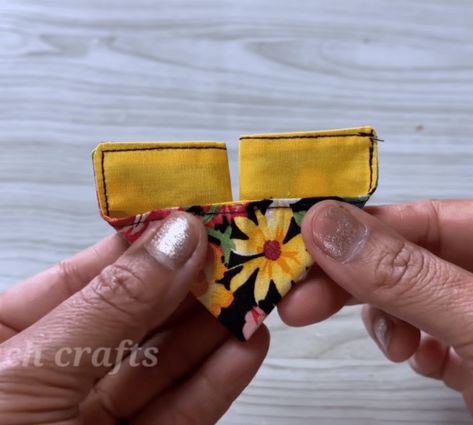 Butterfly Diy Crafts How To Make, Fabric Butterflies Diy Sew, Diy Fabric Butterflies, Small Fabric Gifts To Make, How To Make Fabric Butterflies, Fabric Square Crafts, Fabric Butterfly Pattern, Fabric Butterflies Diy How To Make, Fabric Butterfly Diy Tutorials