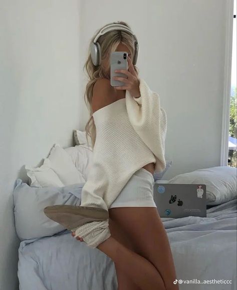 Cute fit! Fit inspo, vanilla girl, outfit , cozy Bed Time Outfit, Chilling Outfits, House Outfit, At Home Outfits, House Clothes, Cute Lazy Day Outfits, Lazy Outfits, Winter Break, Vanilla Girl