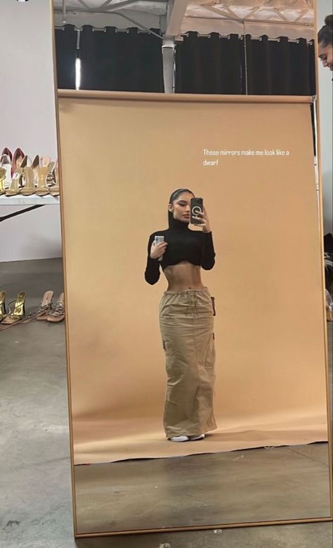 Skirt And Sneakers Outfit Concert, Spring 2023 Street Style, Fall Outfits Women Black Woman, Cargo Skirt Outfit, Mode Old School, Cargo Outfit, Streetwear Outfit Ideas, Turtleneck Outfit, Long Skirt Outfits