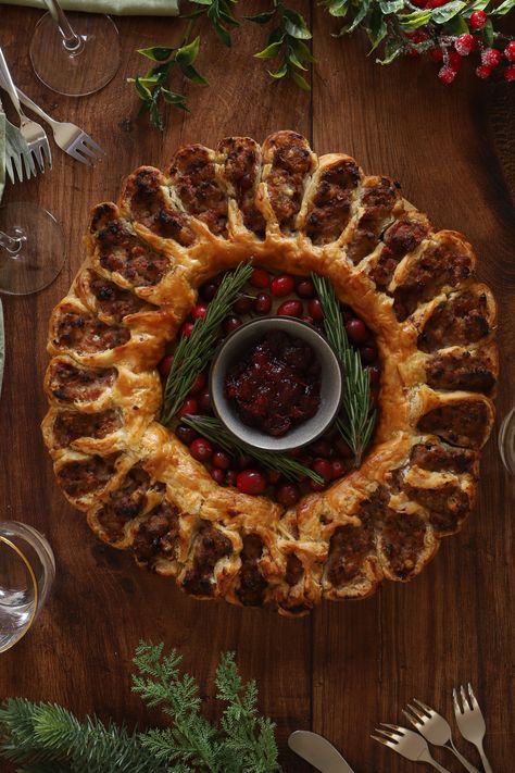 Mary Berg Sausage Roll Wreath, Mary Berry Sausage Rolls, Sausage Roll Wreath Christmas, Sausage Wreath Christmas, Cranberry Sausage Rolls, Jamie Oliver Sausage Rolls, Sausage Wreath, Sausage Roll Wreath, Roll Wreath