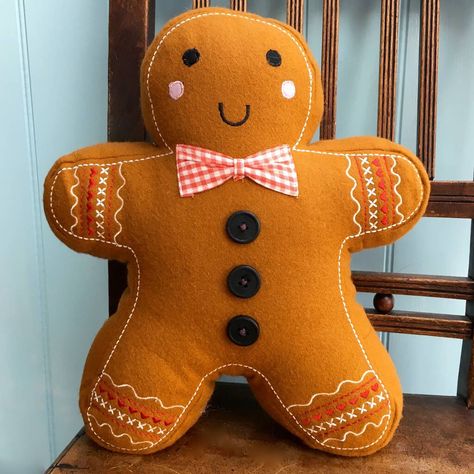 Are you interested in our Christmas cushion? With our Christmas gingerbread man cushion you need look no further. Childrens Cushions, Man Pillow, Gingerbread Crafts, Gingerbread Decorations, Christmas Gingerbread Men, Christmas Gingerbread House, Gingerbread Girl, Christmas Cushions, Decoration Originale