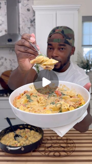 Daven Gates aka OneStopChop on Instagram 5 Cheese Tortellini Sauce, Quick Healthy Dinners For Family, Chicken Tortellini Pasta Recipes, Pasta Dish For Thanksgiving, Tortelinni Sauce Recipe, How To Cook Tortellini Pasta, Easy Dinner For One Healthy, Veggie Pasta Dishes, Cooking Videos Recipes For Dinner