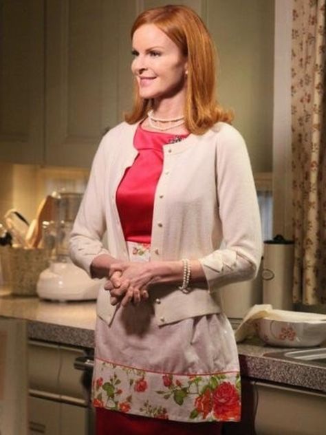 Bree Van de Kamp #DesperateHousewives Housewife Outfit, Desperate Housewives Bree, Marcia Cross, Bree Van De Kamp, Felicity Huffman, Stepford Wife, Tv Show Outfits, Domestic Goddess, Desperate Housewives