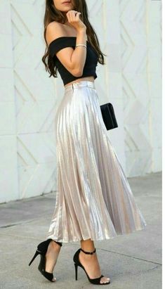 Pretty Winter Outfits, Elegant Summer Outfits, Metallic Pleated Skirt, Party Outfits Night, Silver Skirt, Party Outfits For Women, Rock Outfit, Elegante Casual, Fancy Outfits